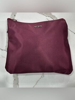 TUMI for Delta Premium Select Amenity Kit Maroon Zipper Pouch New With Band